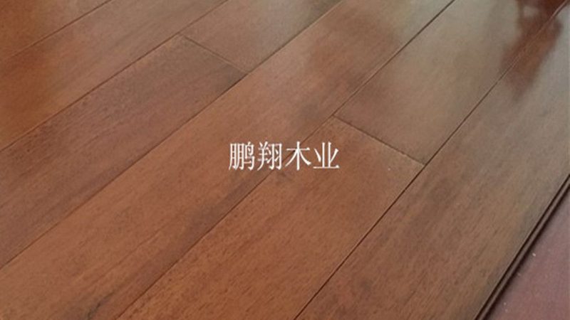 浅色实木地板搭配墙纸的五大美学原则